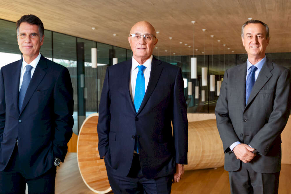 Jaume Guardiola, Josep Oliu y César González-Bueno, de Banc Sabadell