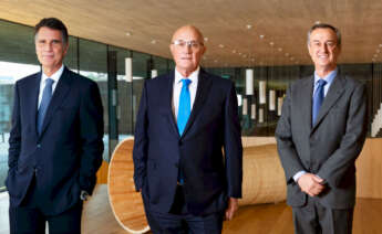 Jaume Guardiola, Josep Oliu y César González-Bueno, de Banc Sabadell