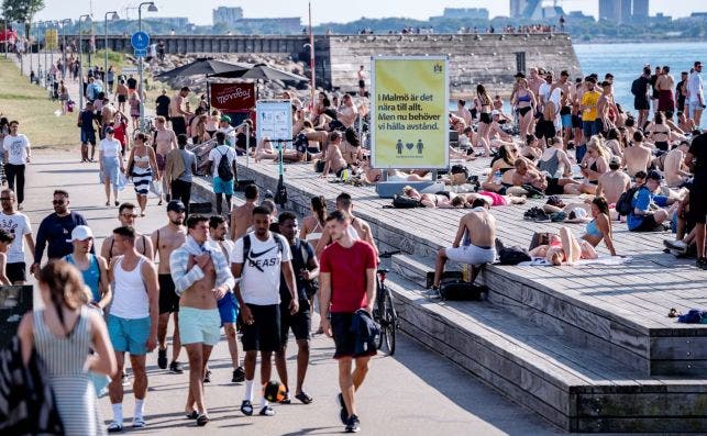 Una imagen de ciudadanos paseando por la ciudad sueca de Malmo. EFE/EPA/Johan Nilsson/TT