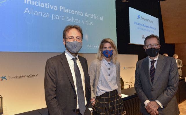 De izquierda a derecha: Eduard Gratacós, director de BCNatal y líder del proyecto; Luisa Martínez, madre de un bebé prematuro, y Antonio Vila, director general de la Fundación ”la Caixa”, en la presentación del proyecto disruptivo de placenta artificial, único en Europa.