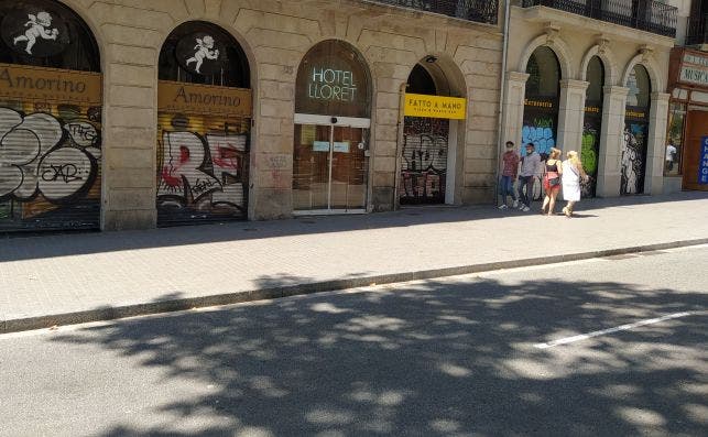 Todos los establecimientos de la parte alta de La Rambla que aparecen en la imagen estaban con las persianas bajadas la mañana del pasado miércoles. /ED