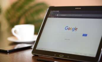 Google prepara su nuevo sistema de seguridad. En la imagen, una tablet de Samsung abre el navegador. / Pixabay