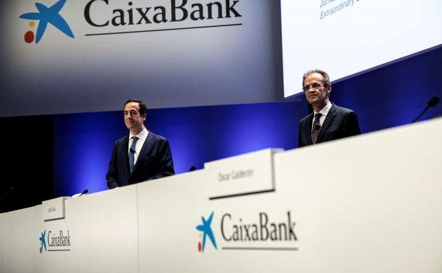 Gonzalo Gortázar y Jordi Gual, consejero delegado y presidente de Caixabank. EFE