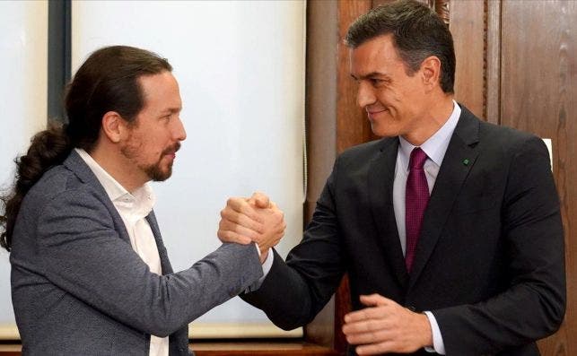 Pablo Iglesias y Pedro Sánchez el día que firmaron el pacto Gobierno./ EFE