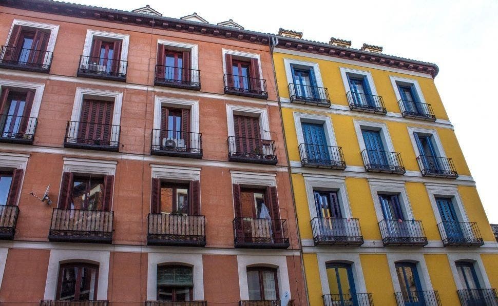 El precio de la vivienda en Madrid se dispara y deja atrás a Barcelona. En la imagen, un bloque de pisos.