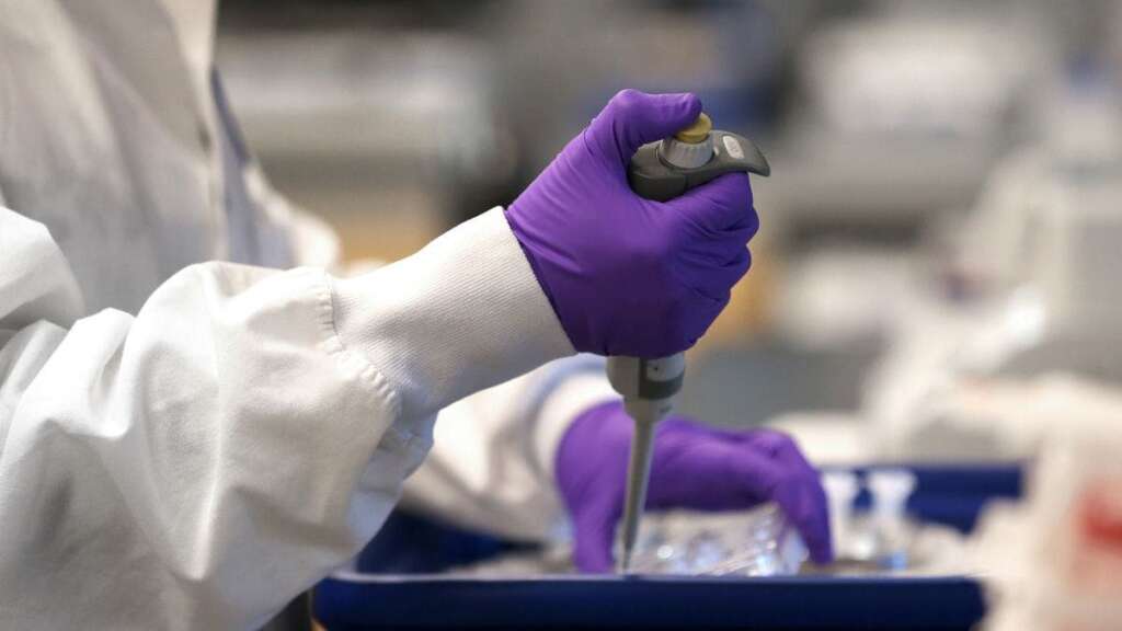 Astrazeneca y Pfizer se han unido para llevar a cabo un nuevo ensayo clínico que demuestre si es eficaz mezclar sus dos inyecciones./ EFE