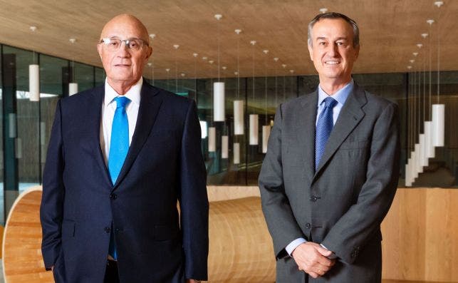 Josep Oliu y César González-Bueno, presidente y consejero delegado de Banc Sabadell