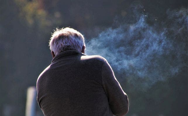 Las nubes de humo que se forman al fumar ayudan a explicar cómo se comportaría la transmisión de coronavirus por aerosoles | Foto: Pxfuel/Creative Commons