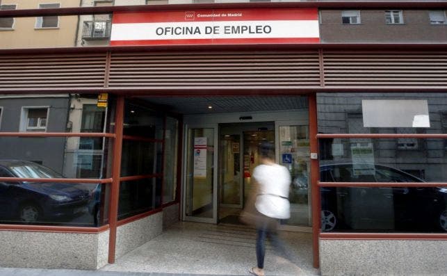 UGT Cataluña denuncia el colapso que vive el SEPE frente a la oleada de ERTE que deja el coronavirus. "El trabajo se ha disparado un 600%", asegura./ EFE