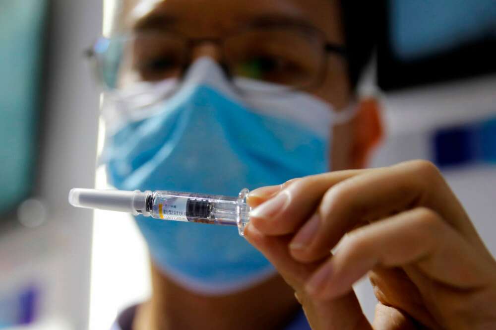 Imagen de archivo de un científico sosteniendo una de las vacunas chinas./ EFE
