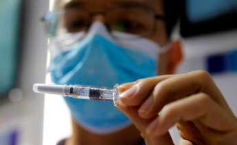 Imagen de archivo de un científico sosteniendo una de las vacunas chinas./ EFE