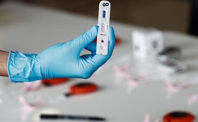Un estudio liderado por el infectólogo Oriol Mitjà determina que los test de antígenos son igual de fiables que las PCR y apuesta por su uso masivo./ EFE