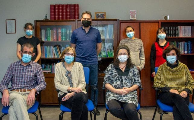 Ocho autores del estudio de la letalidad del coronavirus. En la primera fila, Roberto Pastor Barriuso, Marina Pollán, Beatriz Pérez Gómez y Amparo Larrauri. En la segunda fila, Nerea Fernández De ​Larrea, Pablo Fernández, Concha Delgado e Inmaculada León.ISCIII