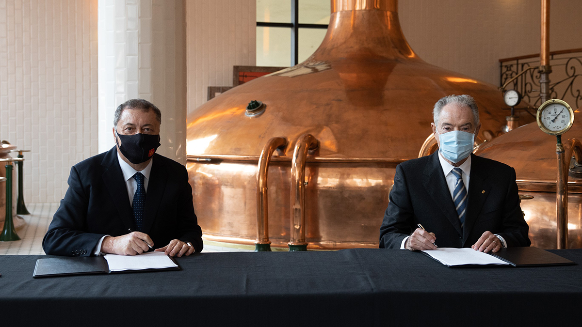 Ramón Agenjo (izquierda) y Jaume Roca (derecha) en un momento de la firma del contrato de compraventa de los terrenos.