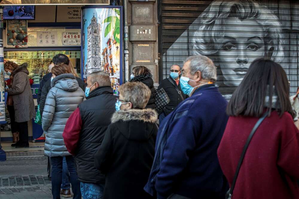 Varias personas hacen cola frente a una administración de lotería en València, a falta de dos días para la celebración del sorteo de El Niño, el 4 de enero de 2020. | EFE/BA