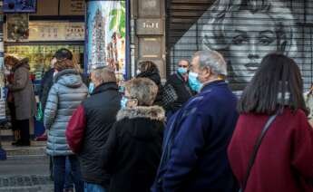 Varias personas hacen cola frente a una administración de lotería en València, a falta de dos días para la celebración del sorteo de El Niño, el 4 de enero de 2020. | EFE/BA