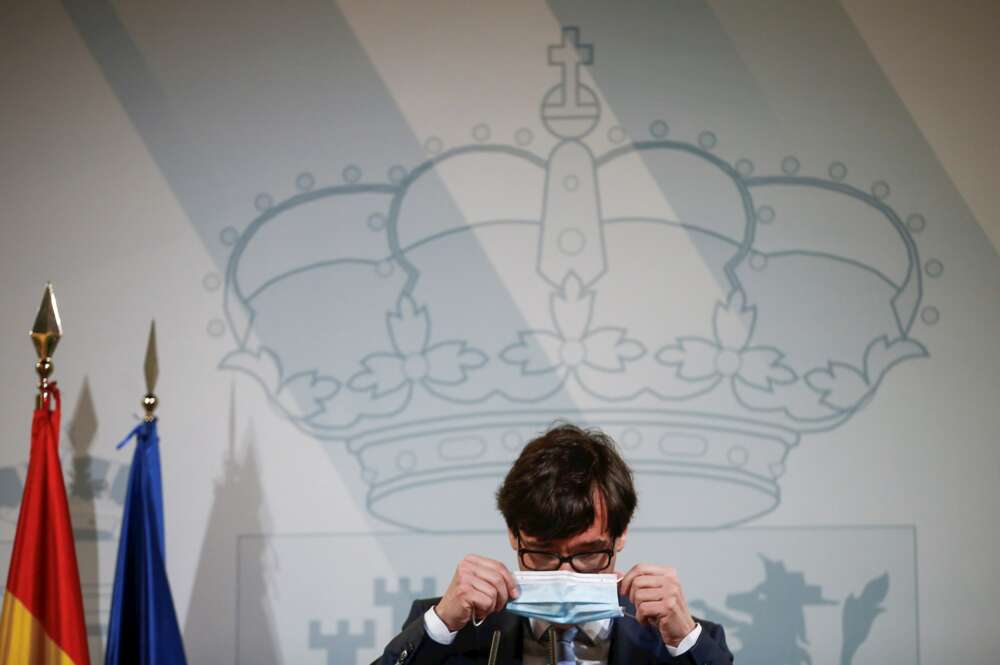 El ministro de Sanidad, Salvador Illa, durante la rueda de prensa que ha ofrecido este jueves en el Delegación del Gobierno de Cataluña./ EFE