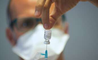 Personal sanitario manipula un vial de la vacuna contra el coronavirus de Pfizer-BioNtech. EFE
