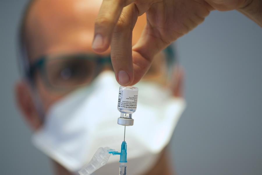 Personal sanitario manipula un vial de la vacuna contra el coronavirus de Pfizer-BioNtech que se ha demostrado eficaz contra le cepa británica. EFE