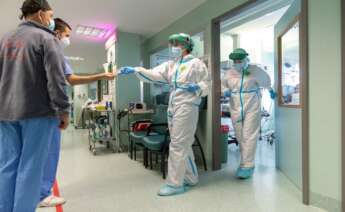 La ocupación en las UCI se duplica en dos semanas. En la imagen, varios sanitarios salen de la Unidad de Cuidados Intensivos (UCI) dedicada a pacientes covid del Hospital Miguel Servet de Zaragoza./ EFE/Javier Belver