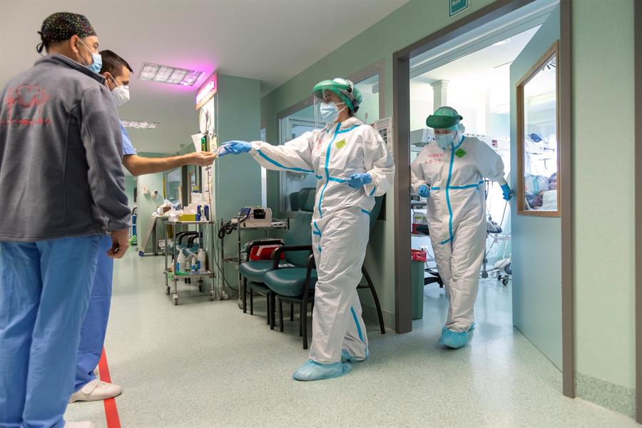 La ocupación en las UCI se duplica en dos semanas. En la imagen, varios sanitarios salen de la Unidad de Cuidados Intensivos (UCI) dedicada a pacientes covid del Hospital Miguel Servet de Zaragoza./ EFE/Javier Belver