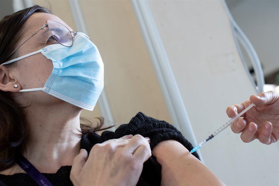 Una enfermera suministra a una compañera la vacuna de Pfizer contra el coronavirus en el Hospital de Sant Pau de Barcelona / EFE