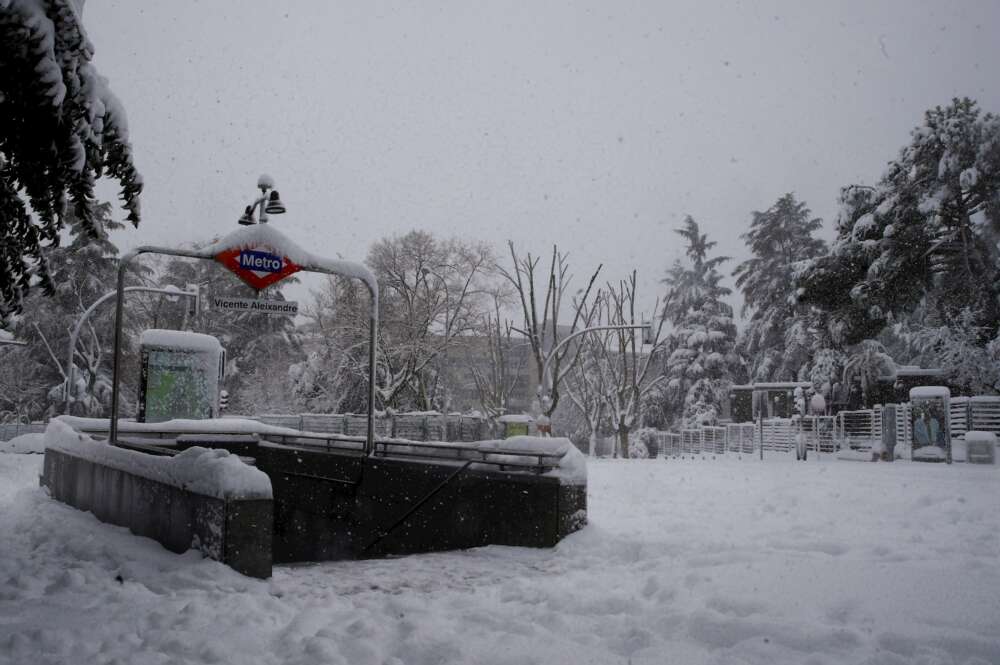 Entrada a la estación de metro Vicente Aleixandre cubierta de nieve en Madrid, este sábado./ EFE