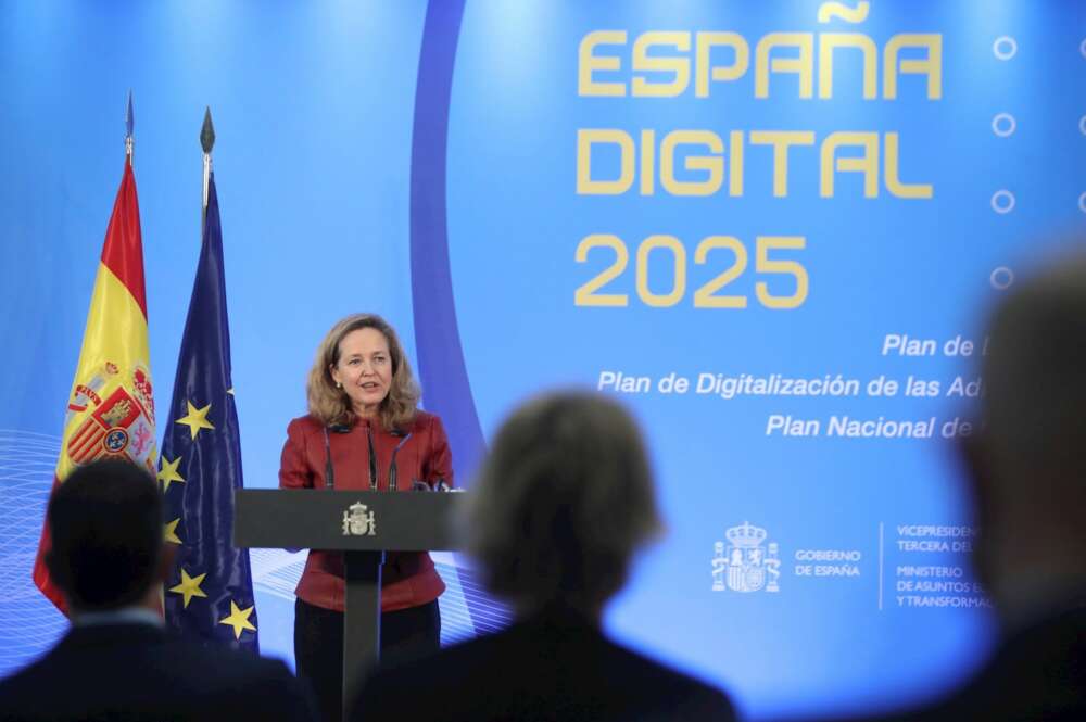 La vicepresidenta económica del Gobierno español, Nadia Calviño, da un discurso durante el acto de presentación de los Planes de Digitalización de Pymes, Competencias Digitales y Digitalización de la Administración Pública, este miércoles, en el Palacio de la Moncloa. EFE/David Fernández