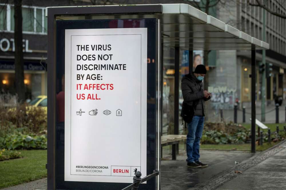 Un cartel advierte del riesgo de contagio de la covid 19 para cualquier edad, en una parada de autobús en Berlin. EFE/EPA/HAYOUNG JEON