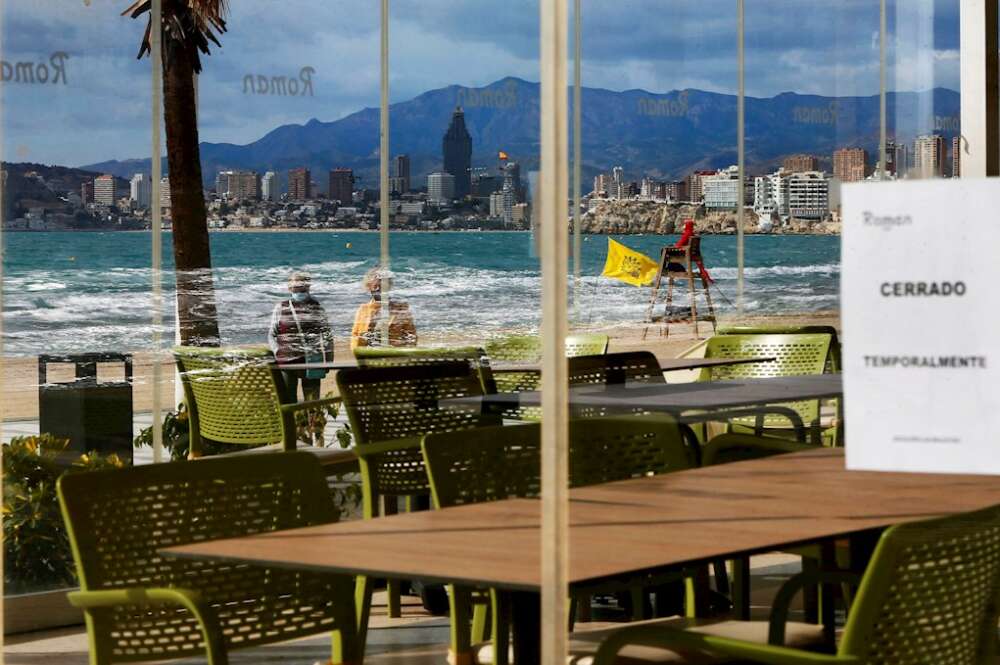 Uno de los restaurantes de la playa de Levante de Benidorm cerrado por las restricciones por covid. EFE/Manuel Lorenzo