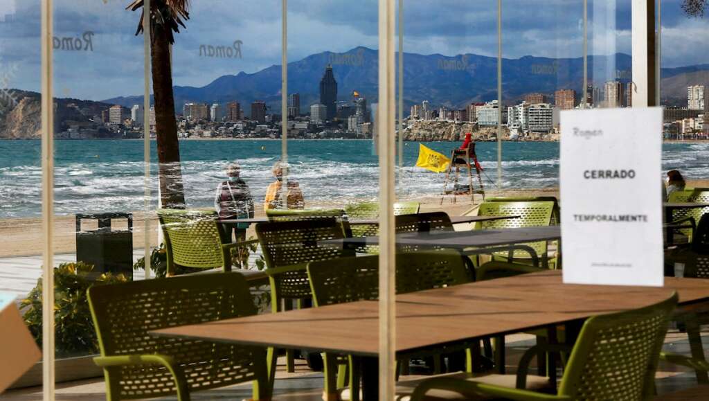 Uno de los restaurantes de la playa de Levante de Benidorm cerrado por las restricciones por covid. EFE/Manuel Lorenzo