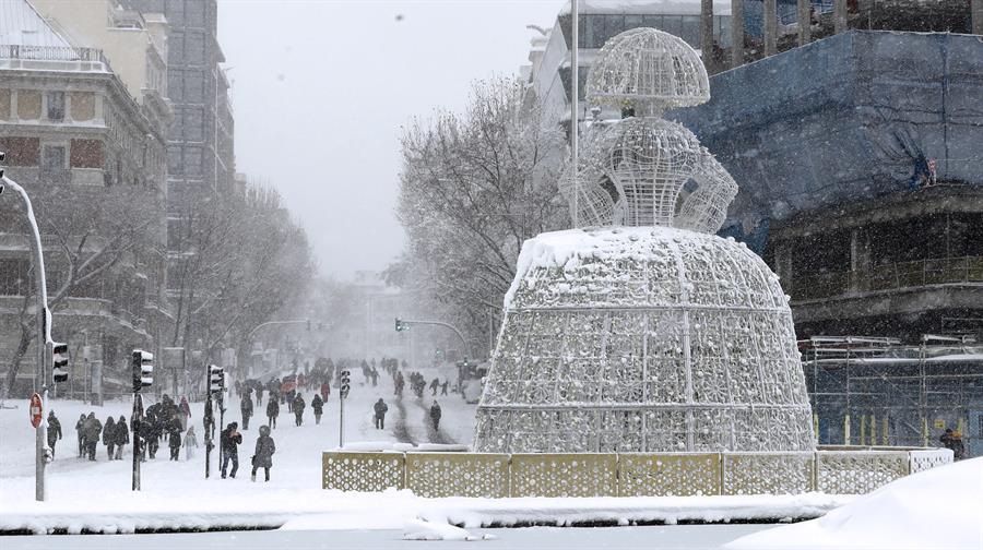 Vista de la calle Génova desde el Paseo de la Castellana de Madrid, este sábado, cubierto de nieve tras el paso de la borrasca Filomena. EFE/Ballesteros