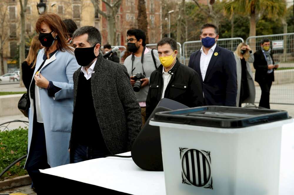 Acto electoral de JxCat, con las intervenciones de la candidata a la presidencia de la Generalitat, Laura Borràs (i), junto a uno de los presos con tercer grado, Jordi Sànchez (d). EFE/Toni Albir