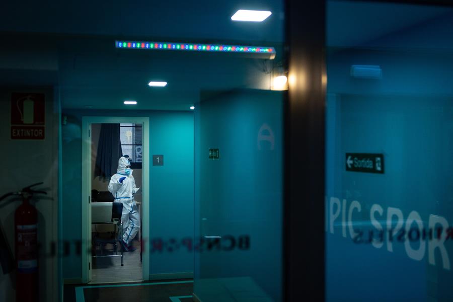Un profesional sanitario en el centro especializado en pacientes con clara sintomatologia covid del barrio de Gracia de Barcelona. EFE/Enric Fontcuberta