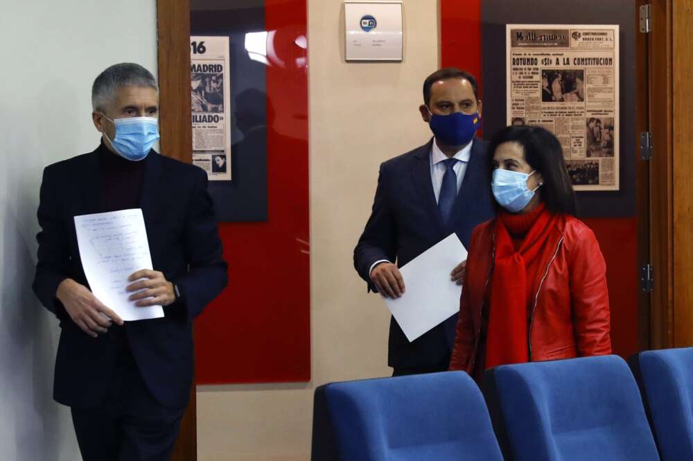 Los ministros Fernando Grande-Marlaska, José Luis Ábalos y Margarita Robles en rueda de prensa. EFE/Ballesteros