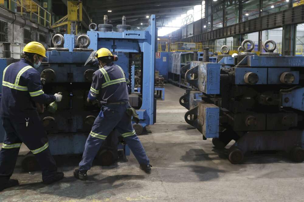 Dos trabajadores ante una máquina en las instalaciones de Sidenor, en Bizkaia. EFE/LUIS TEJIDO
