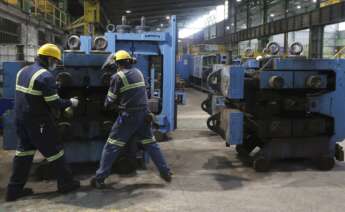 Dos trabajadores ante una máquina en las instalaciones de Sidenor, en Bizkaia. EFE/LUIS TEJIDO