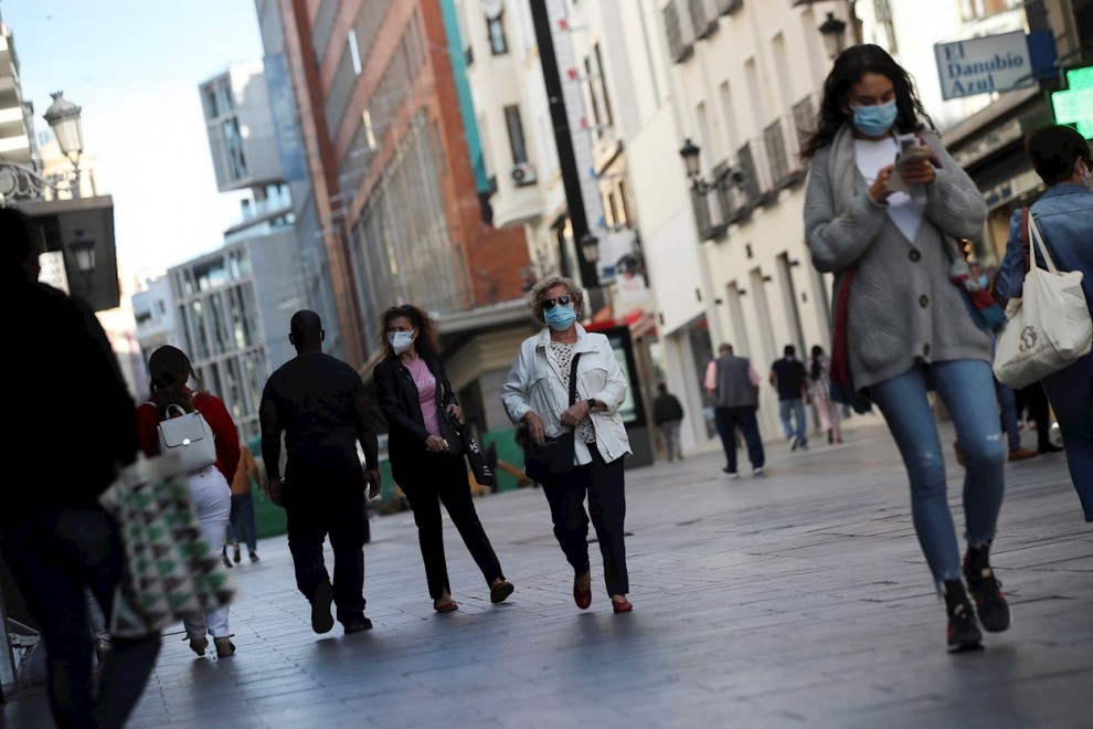 Ciudadanos pasean por las zonas comerciales del centro de Madrid. / EFE - David Fernández