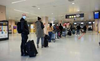 Varias personas hacen fila en un aeropuerto semivacío de Ibiza, uno de los destinos escogidos habitualmente por los británicos. EFESergio G. Canizares