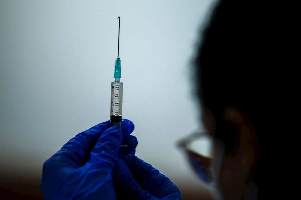 Personal sanitario prepara la segunda dosis de la vacuna contra el Covid-19 de Pfizer-BioNTec. EFE/Quique Garcia/Archivo