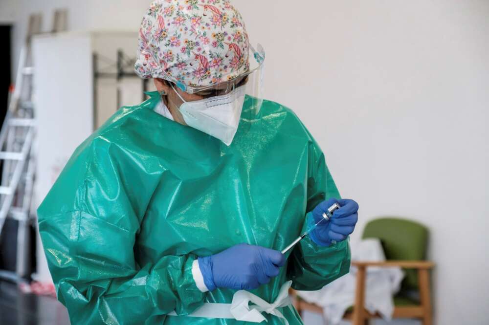 Una trabajadora prepara una vacuna. EFE/ Sergio G. Cañizares