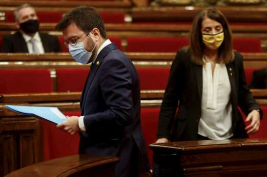 Pere Aragonès (ERC) y Meritxell Budó (JxCat), vicepresidente y portavoz del Govern, respectivamente, en el pleno del Parlament del 13 de enero de 2021 | EFE/QG