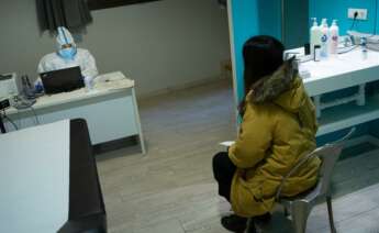 na paciente recibe el resultado positivo de una PCR en el centro especializado en pacientes con clara sintomatologia covid del barrio de Gracia de Barcelona. EFE/Enric Fontcuberta