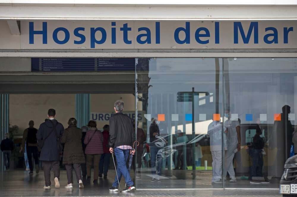 Entrada del Hospital del Mar de Barcelona. Este centro y los demás del sistema sanitario catalán tienen listas de espera que superaban los 640.000 pacientes hasta finales de 2020 | EFE/QG/Archivo