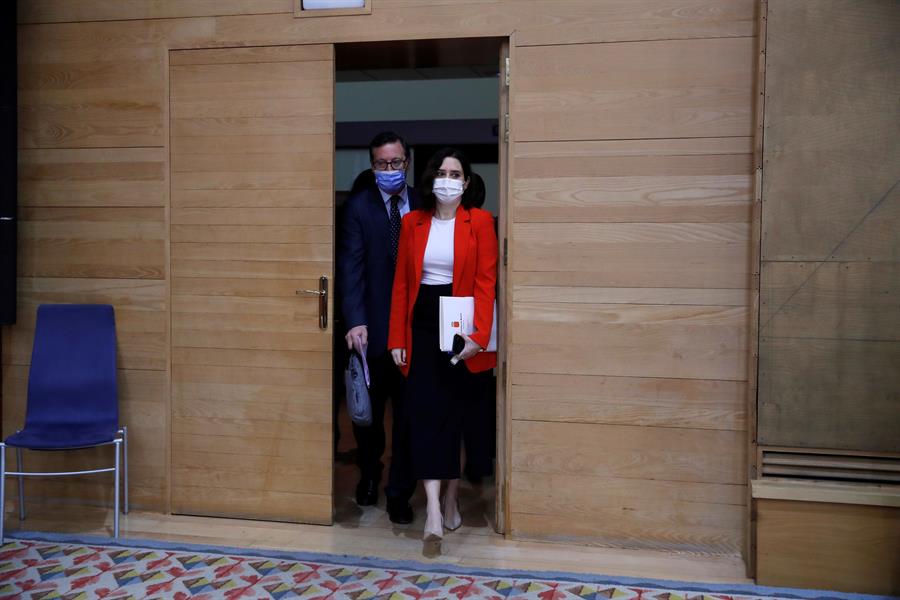 La presidenta de la comunidad de Madrid, Isabel Díaz Ayuso (d), a su llegada a la sesión plenaria extraordinaria de la Asamblea de Madrid, este jueves. EFE/Juan Carlos Hidalgo