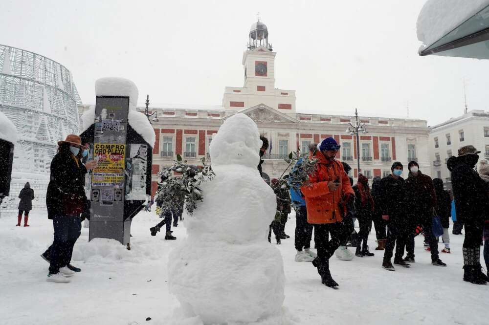 Nieve en la puerta del Sol, en Madrid, este sábado en el que la península sigue afectada por el temporal Filomena que deja grandes nevadas y temperaturas más bajas de lo habitual que bajarán drásticamente los próximos días. EFE/Kiko Huesca