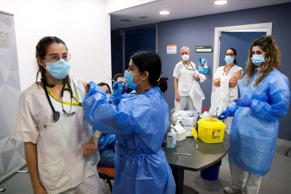 Vacunación contra el coronavirus al personal sanitario del Hospital de Sant Pau (Barcelona), el 4 de enero de 2021 | EFE/QG/Archivo