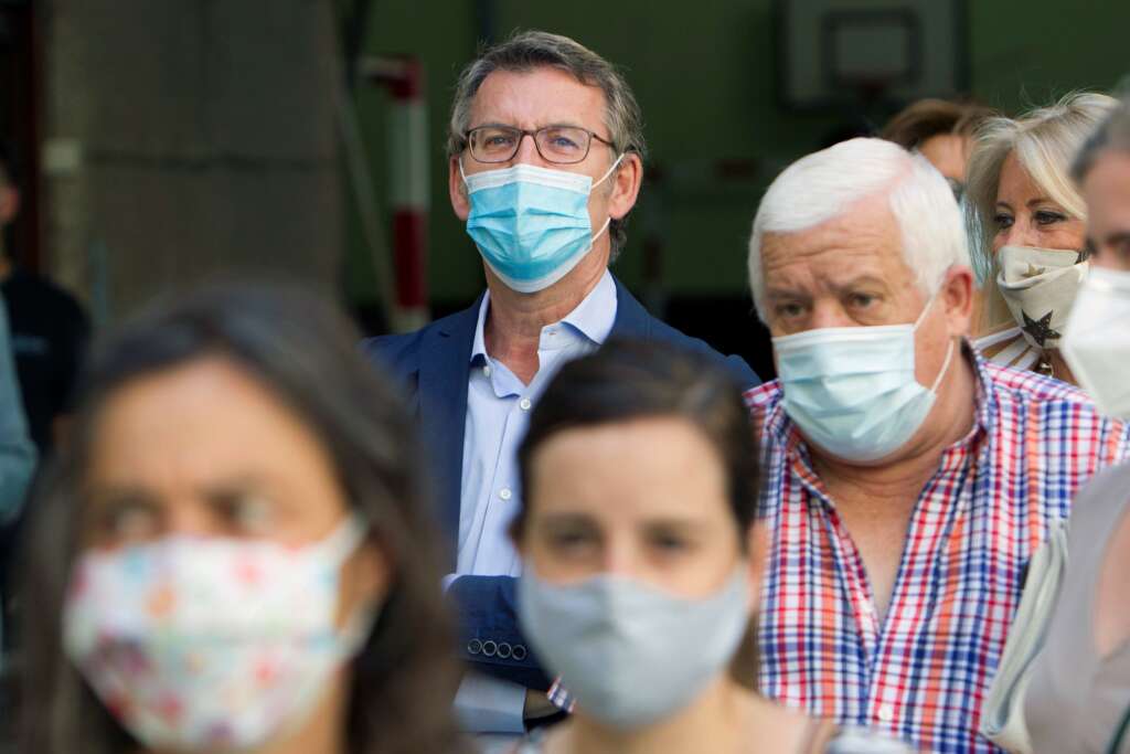 El presidente de la Xunta de Galicia, Alberto Núñez Feijóo, aguarda en la fila antes de votar en Vigo, el 12 de julio de 2020 | EFE/SS/Archivo