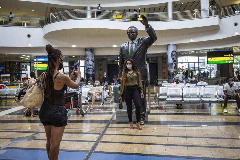 Viajeras en el Aeropuerto Internacional de Johannesburgo el 21 de diciembre de 2020, en plena explosión de casos de la segunda ola de coronavirus en Sudáfrica | EFE/EPA/KL/Archivo