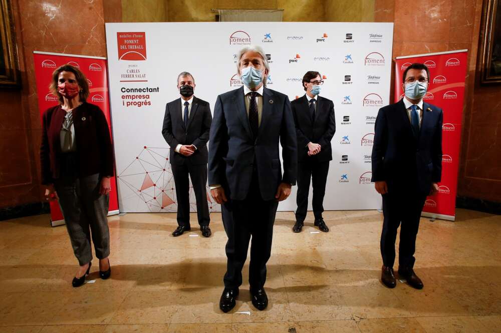 El presidente de Foment del Treball, Josep Sánchez Llibre (centro), posa junto a la ministra de Transición Ecológica, Teresa Ribera; el teniente de alcalde de Barcelona, Jaume Collboni; el ministro de Sanidad y candidato del PSC, Salvador Illa; y el vicepresidente de la Generalitat, Pere Aragonès, en un acto el 21 de diciembre de 2021 | EFE/QG/Archivo